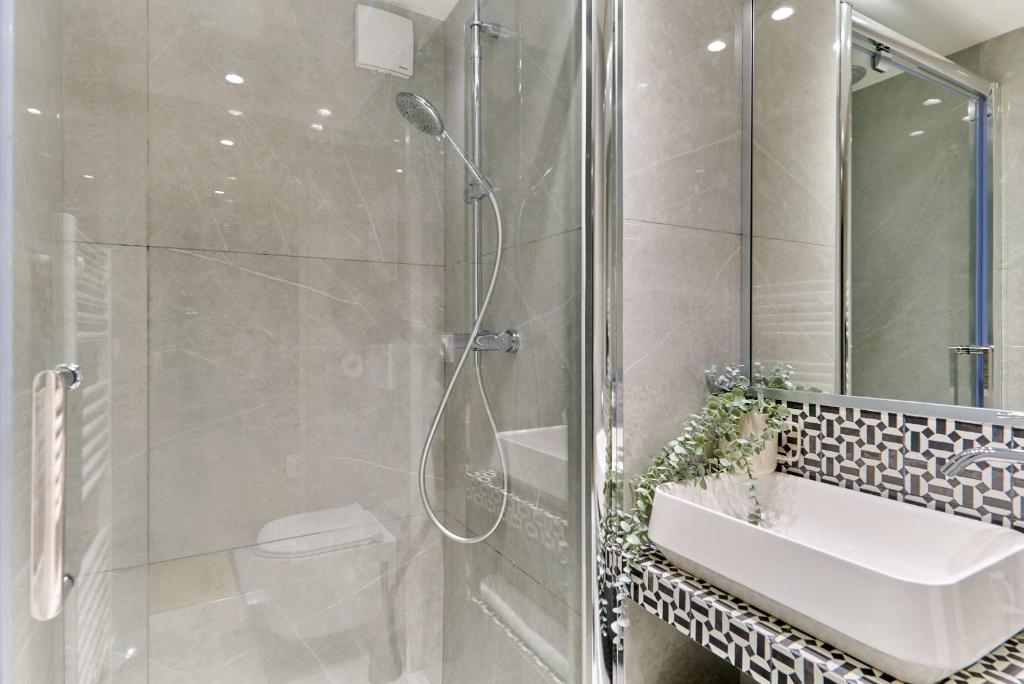 Apartment Center of Paris by Studio prestige - 4