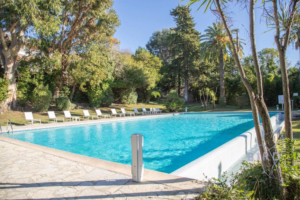 Superb apartment with pool tennis & parking, Cannes