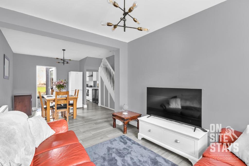 OnSiteStays - Large 3 bedroom, 2 bathroom, driveway, Garden, Sleeps 6 Comfortably, Bexleyheath