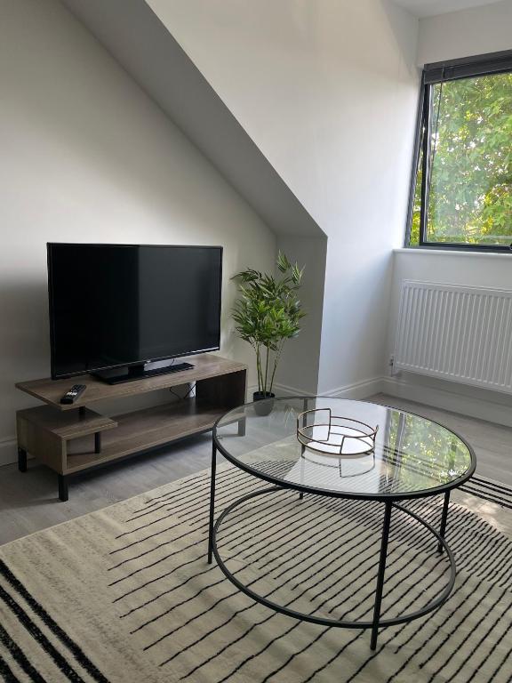 Royal Oak 7 - FREE PARKING - Sleeps 5 - Perfect for Contractors - Near Shops - Wi-Fi - Long Term Stays, Brentwood