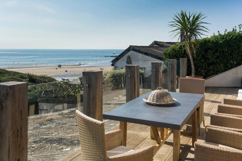 Seafront Beach House With Panoramic Views, Bigbury on Sea