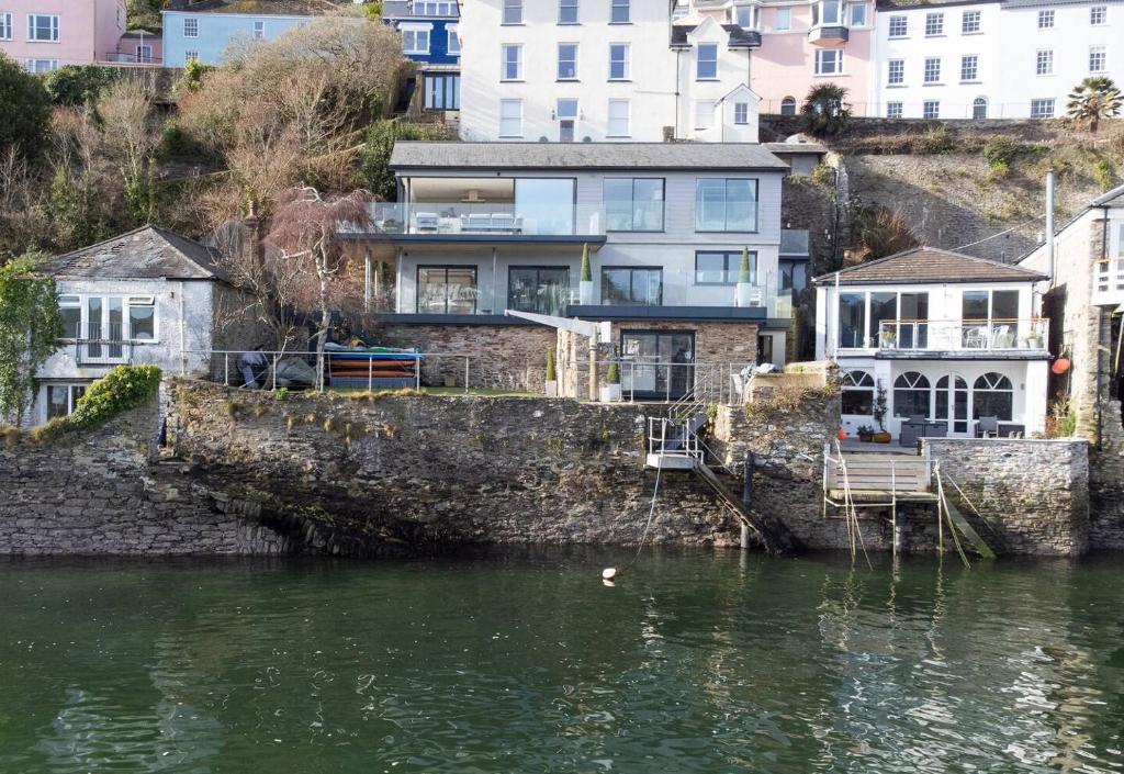 Large Riverside Retreat With Panoramic Dart Views, Dartmouth