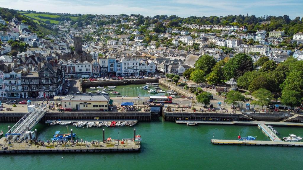 Charming Apartment With Garden & Parking, Dartmouth