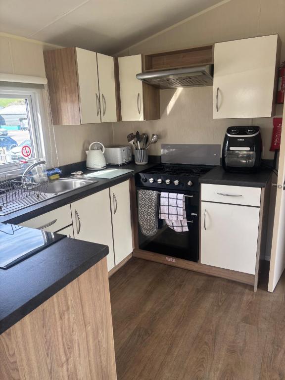 Newquay Bay 3-Bed Caravan, Sleeps 6 photo 5