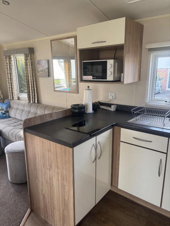 Newquay Bay 3-Bed Caravan, Sleeps 6 photo 4