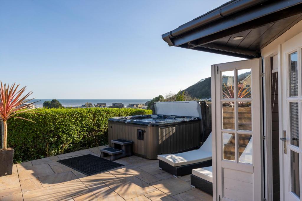 Pendine Sands Edith Villas - a luxury seaside home with beautiful sea views, Pendine
