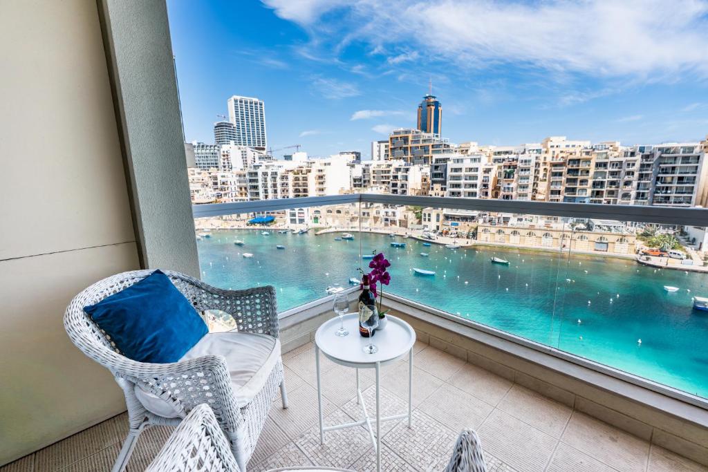 Impressive View 2BR Flat in St Julian's Bay by ArcoBnb, Saint Julianʼs