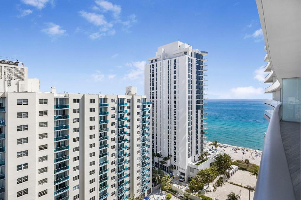 Beautiful Views From a Comfortable Condo with Beach Access!, Hollywood