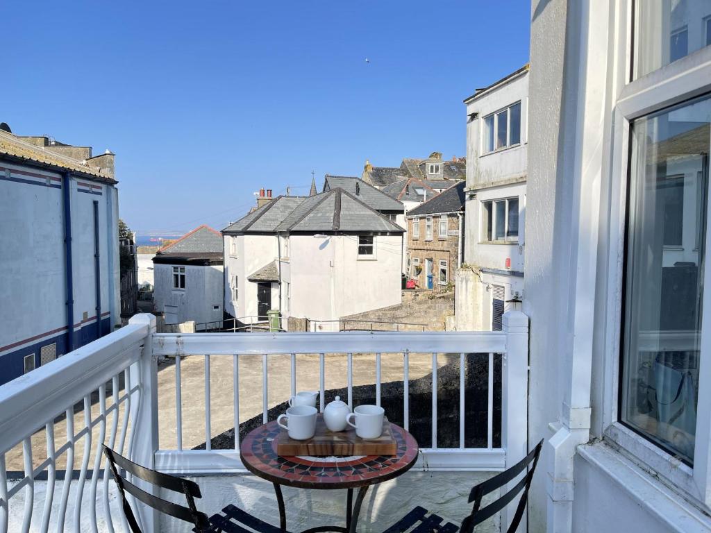 Step n Sea - moments from the town centre and sea, St Ives