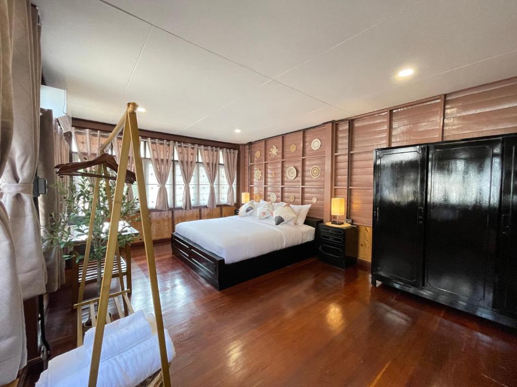 The Memory Hostel, Trat