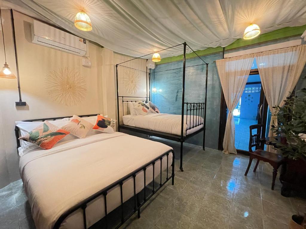 The Memory Hostel, Trat