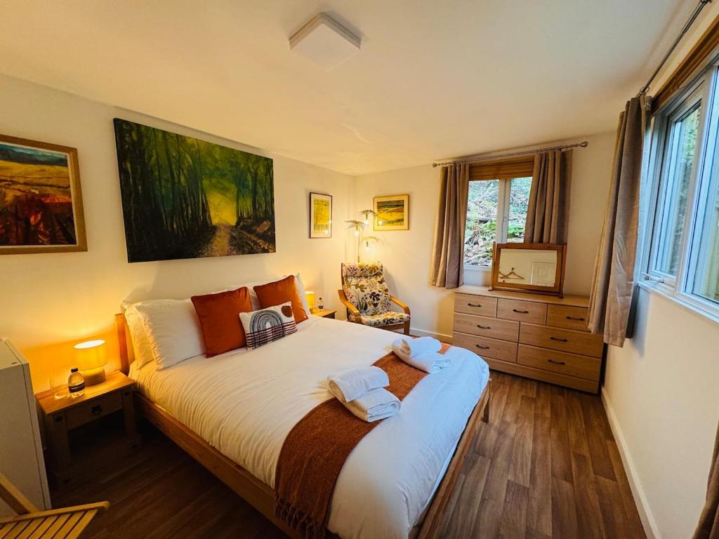 The Rural Woodside Cabin - pet-friendly stay