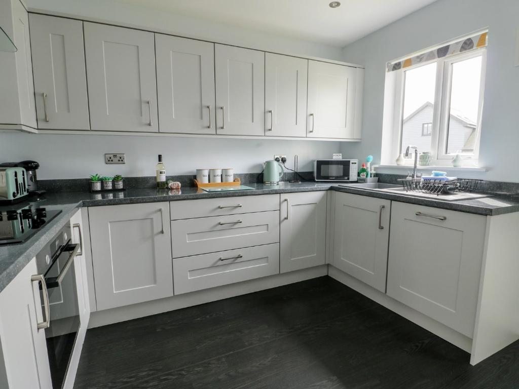 4 Parc Delfryn, Brynteg photo 4