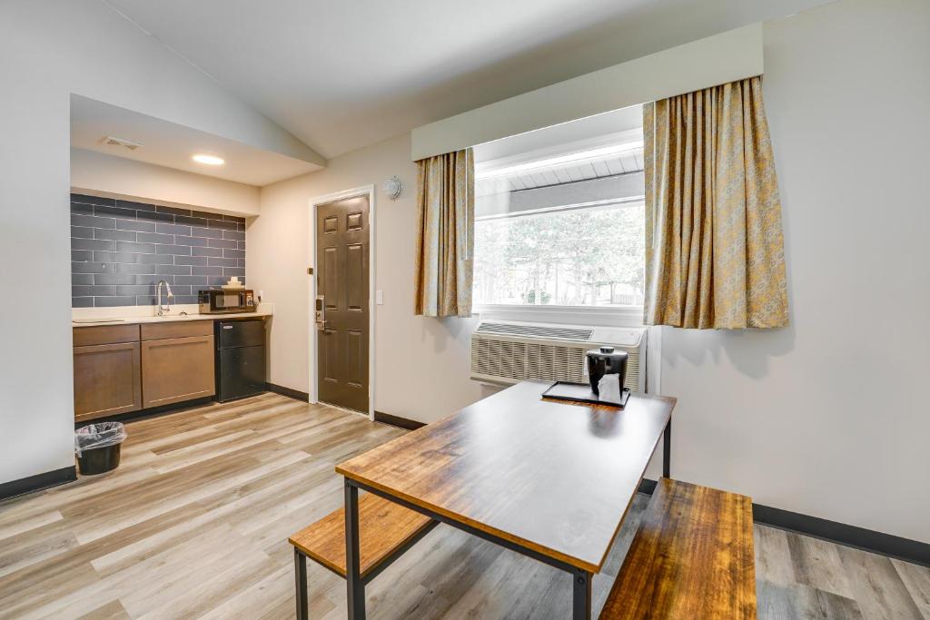 1 Mi to Riverfront Sleek Port Huron Studio, Port Huron