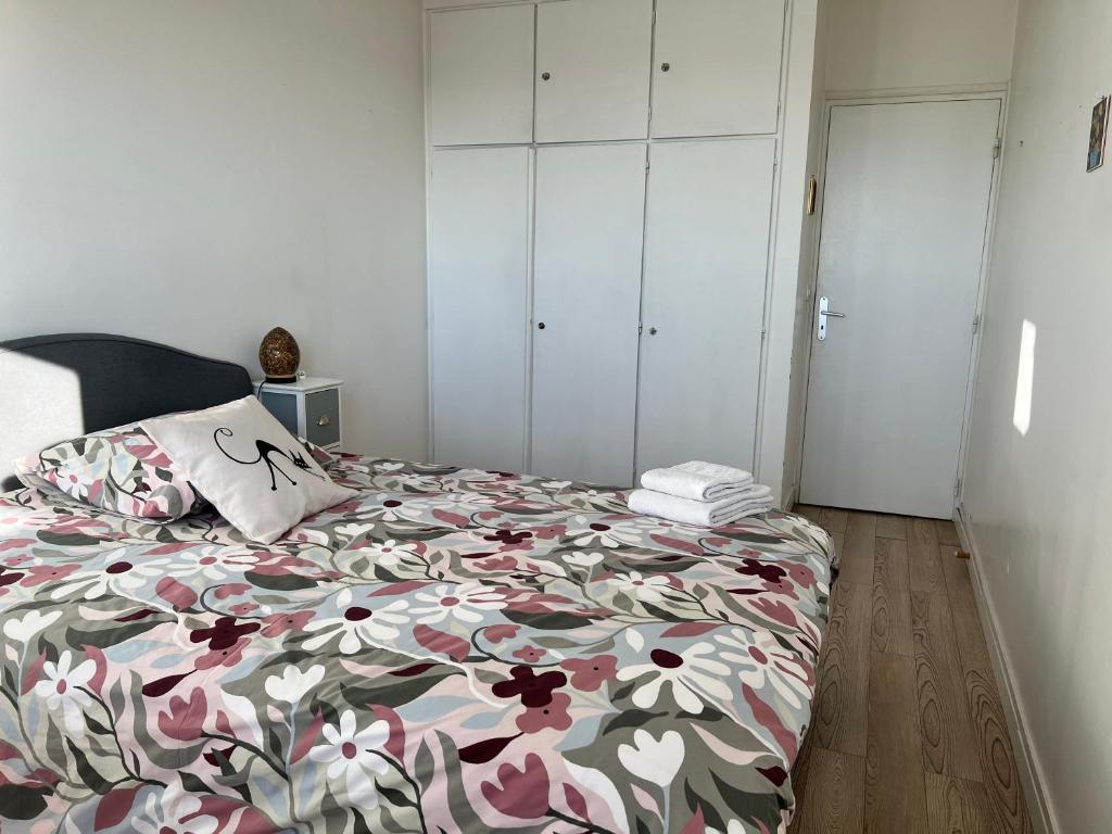 Chambre privée dans appartement femmes uniquement vue Tour Eiffel et piscine - 2