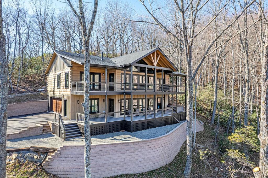 Luxury Log Cabin with lake view, Black Mountain