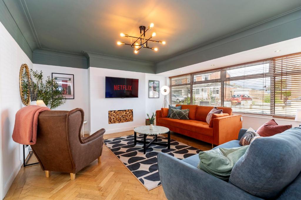 Stunning Bishop Auckland House with 5-bedrooms & 8 Beds Sleeps 12 with Free Parking by PureStay, Bishop Auckland