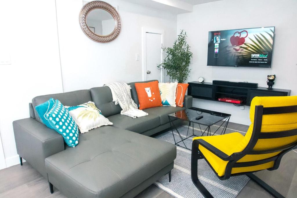 Comfy & Modern 2 Bedroom Guest Suite with King Bed, Edmonton