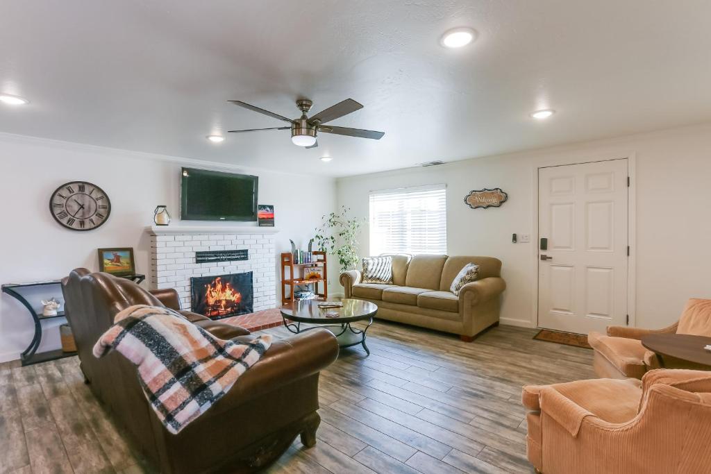 Mtn-View Home with Patio and Grill in Woodlake, Woodlake