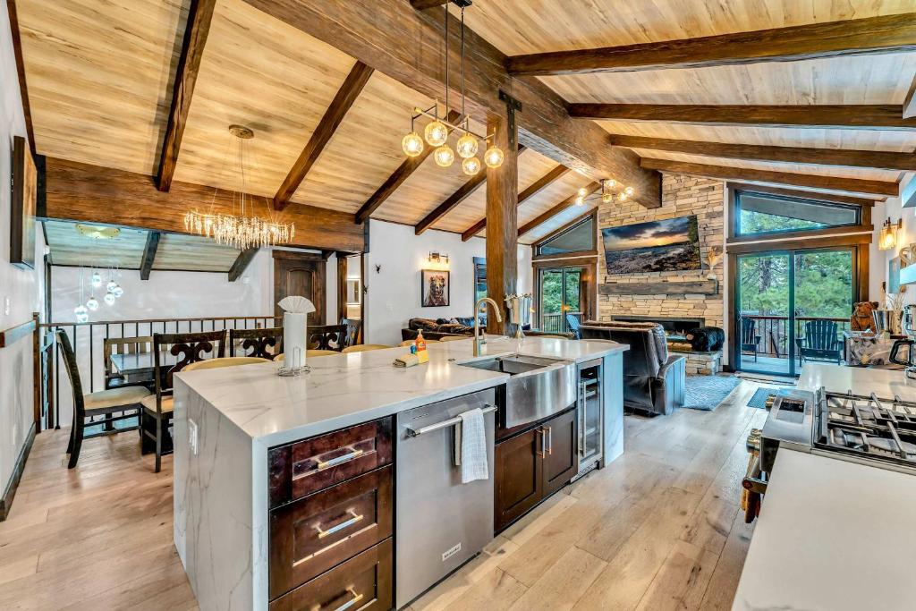 Fire & Ice Spacious Retreat with Hot tub and Fireplace, Truckee