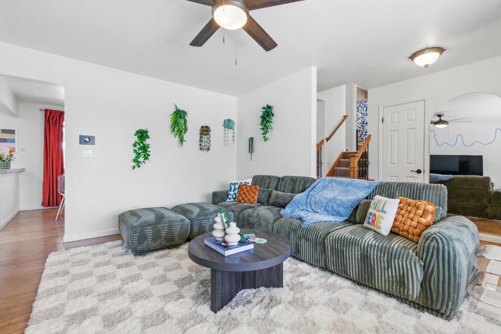 Spacious 4BD - Backyard BBQ, Fire Pit & Mini Golf, Arvada