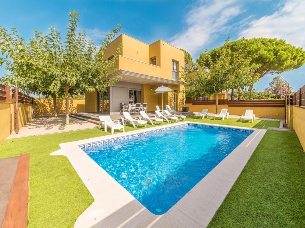 House with large garden and private pool, L' Escala