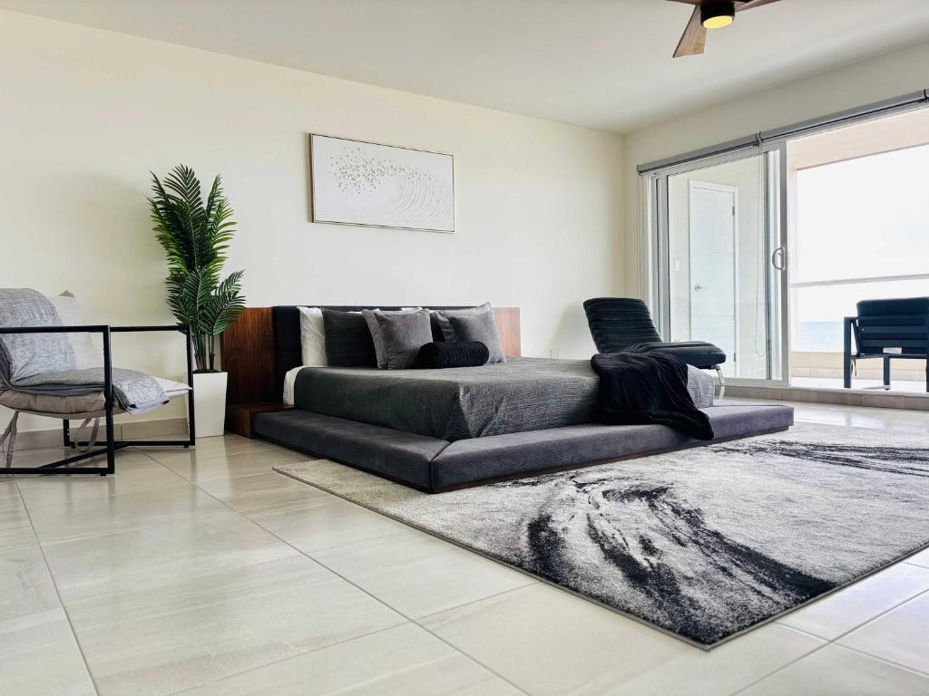 Beachfront Apartment with 3 BR 2 BA with pool, Rosarito