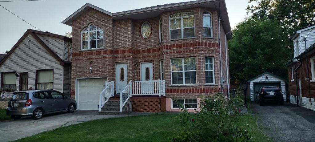 2 bdrm apartment 3 min walk to McMaster University, Hamilton