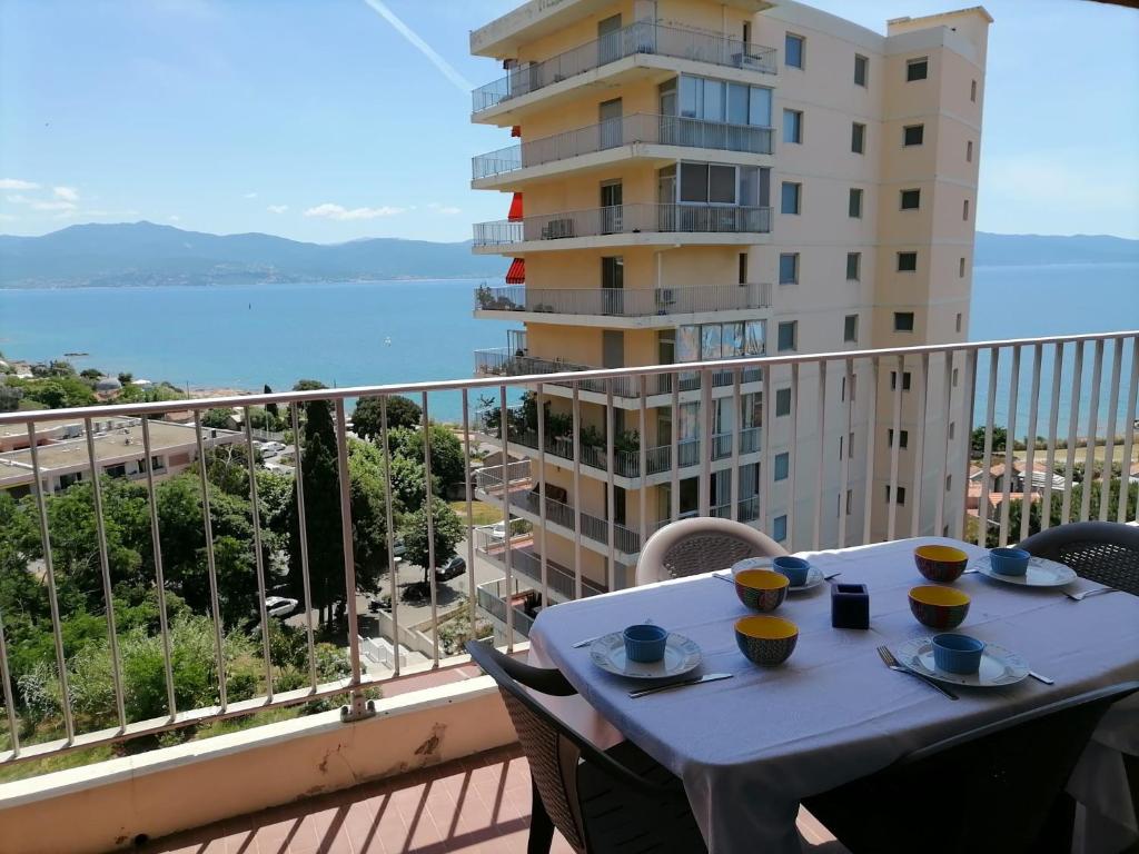 Bright 2-bedroom & beautiful sea view - 2