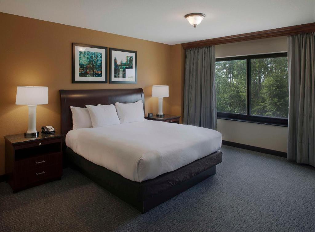 Queen Room with Two Queen Beds and Bath Tub – Disability Access/Keyed Floor Starts from $447 per night