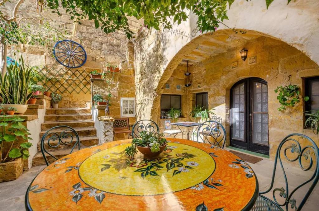 Cosy Hideaways in Traditional Maltese House, Xewkija