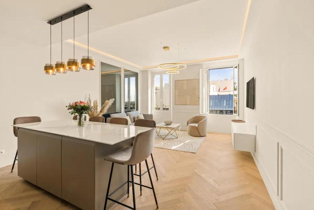 LES SUITES DU PALAIS sur LA CROISETTE - Vue MER - 1