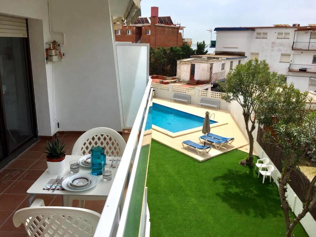 Apartment with Pool 50 meters to the beach, Castelldefels