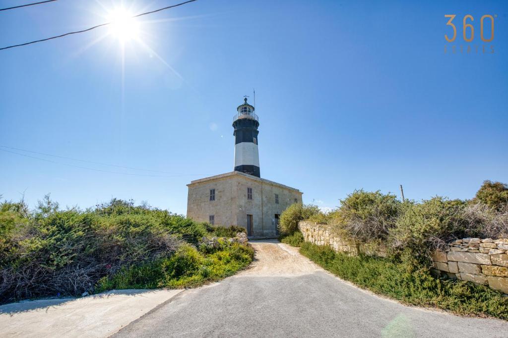 The Delimara Lighthouse - A Unique, cultural stay by 360 Estates, Marsaxlokk