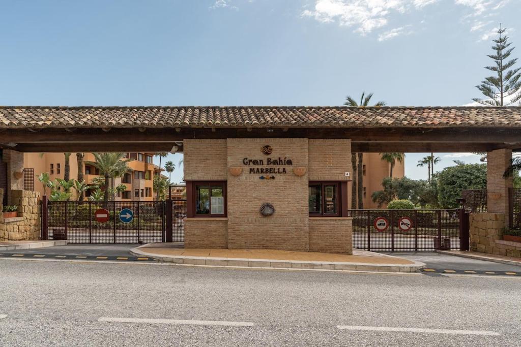Apartment with a garden near the sea in Gran Bahía de Marbella - 2