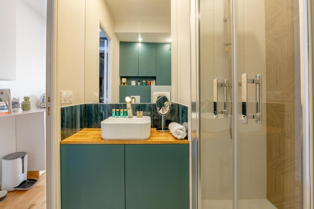 Cozy Faubourg St Martin retreat - 5