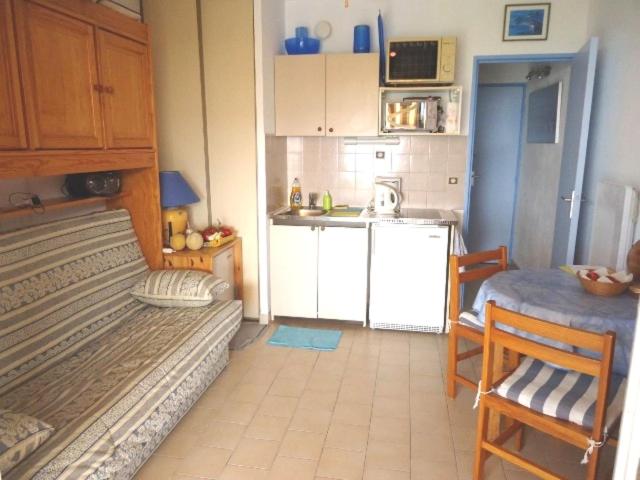joli studio rez de jardin résidence avec piscine - 2