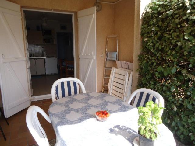joli studio rez de jardin résidence avec piscine - 4
