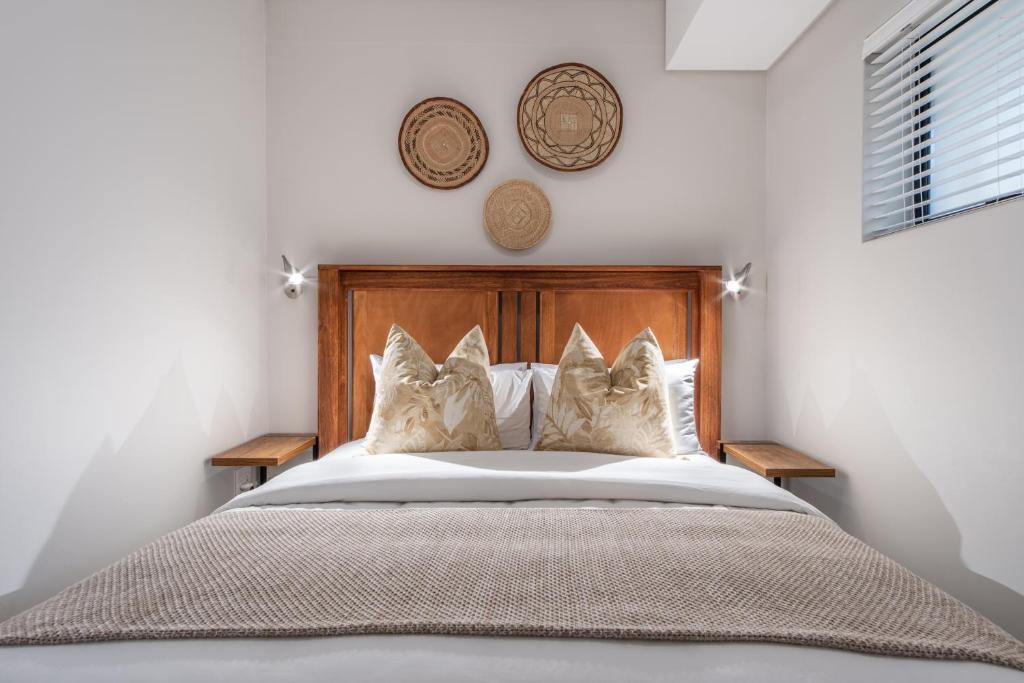 Oceanfront Escape with mountain views, Hermanus