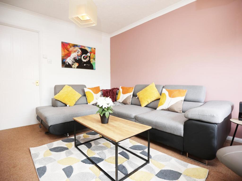 Palmers Place By N And N Stays, Great Location Close to Aztec West and Main Travel Routes, perfect for workers ,Private Parking, Fast Wifi, Great disc for long stays available, Bristol