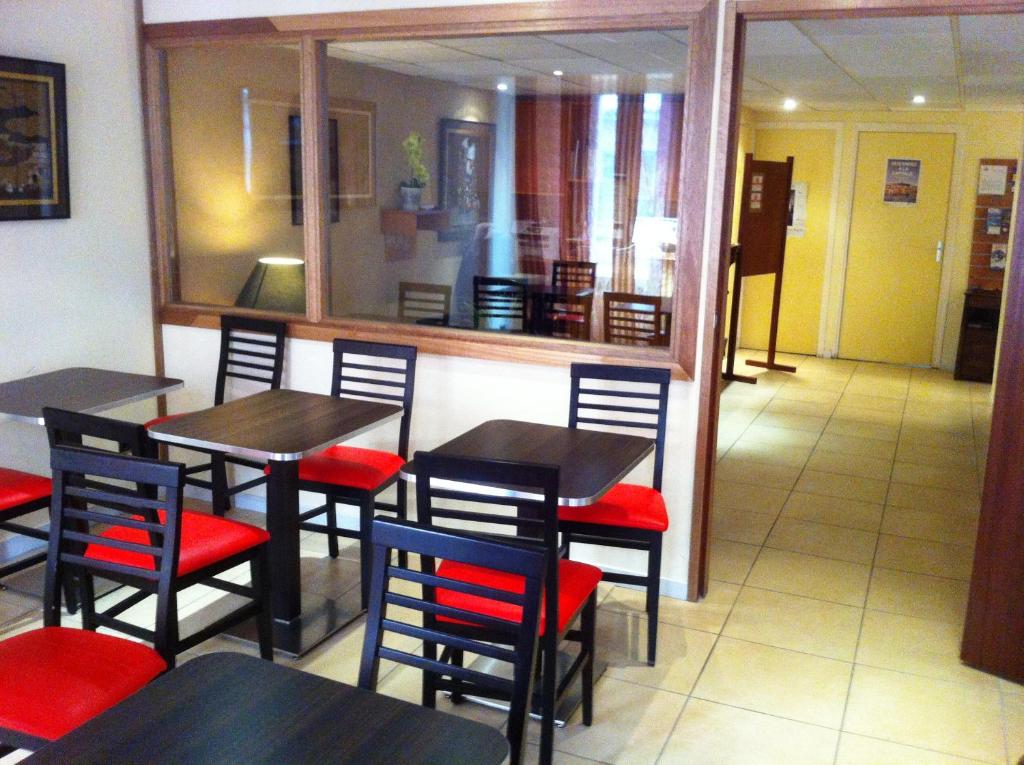 Shared lounge/TV area