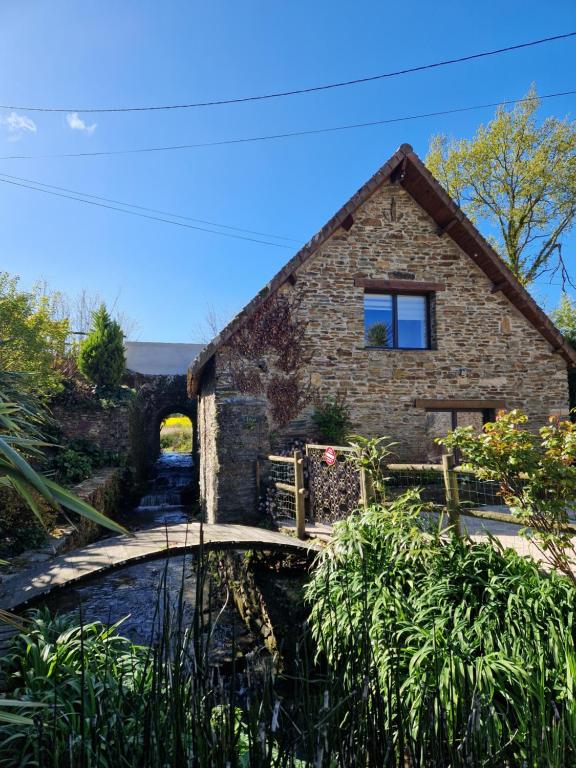 Ancien moulin près d'un ruisseau, Sallen