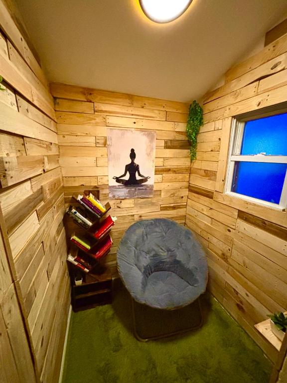 Cozy Cafe, Walk to The Mall, 30min to NYC & 5min to EWR, Elizabeth