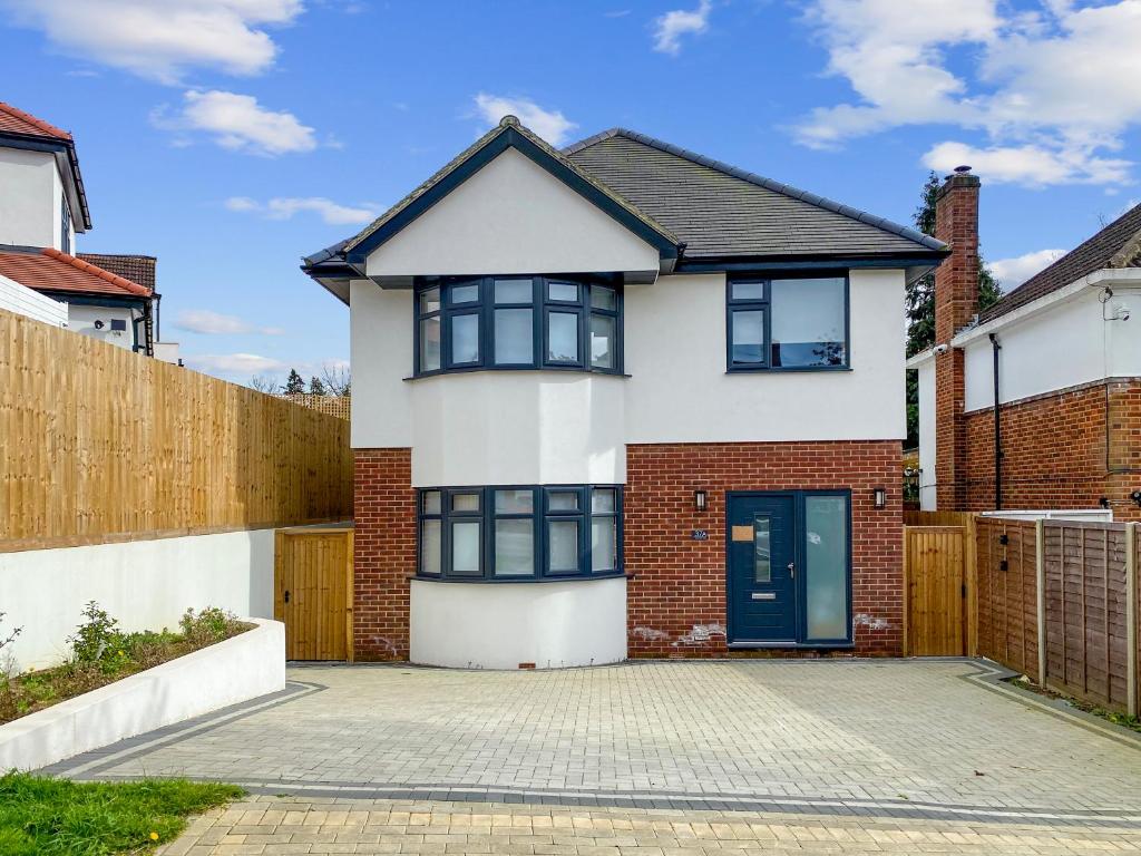 The Spa Nook with Hot Tub, Sauna and Room for 8, East Barnet