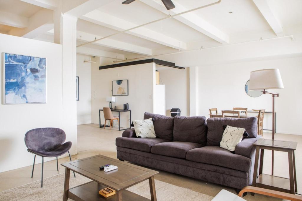 Westown 1BR Apt Near Fiserv, Baird, and Theater District, Milwaukee