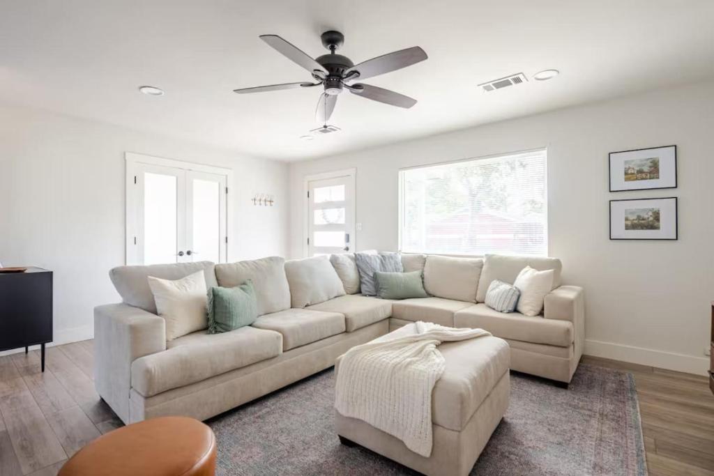 Remodeled 4BR 2BA Steps from Georgetown Square, Georgetown