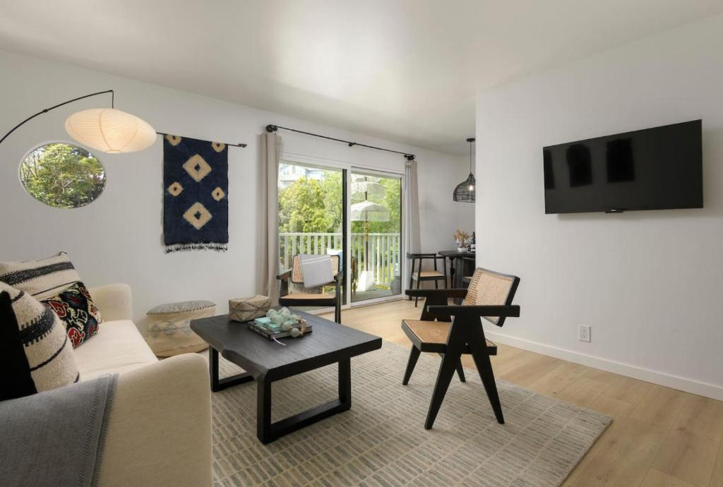 Sunny Getaway and 10 Min to SB, Summerland