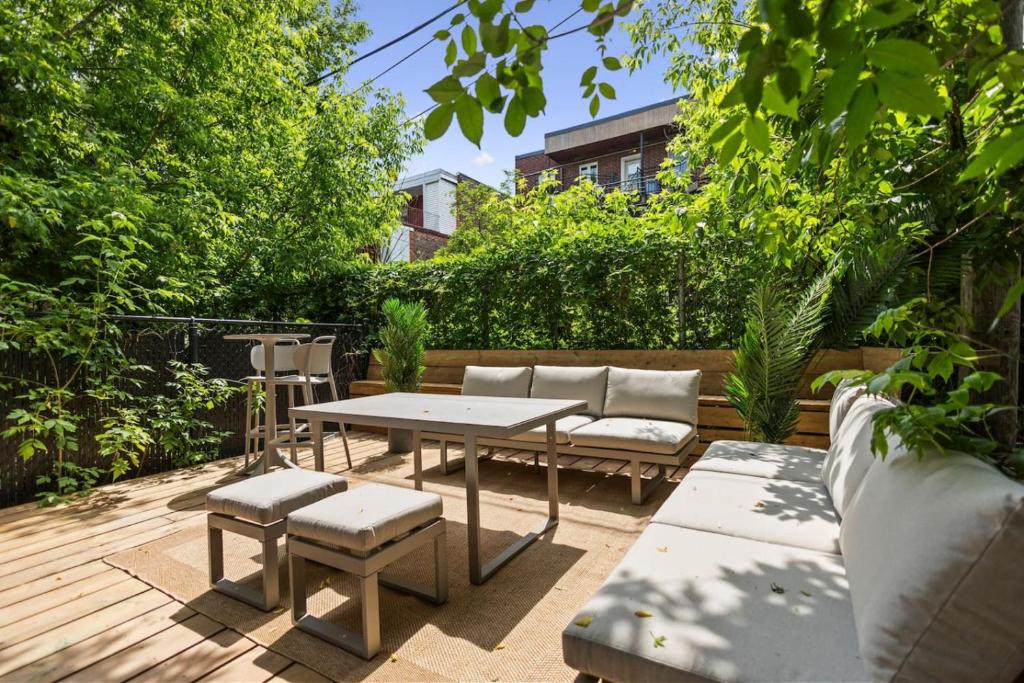 Sophisticated 3BR with Outdoor Retreat, Montréal