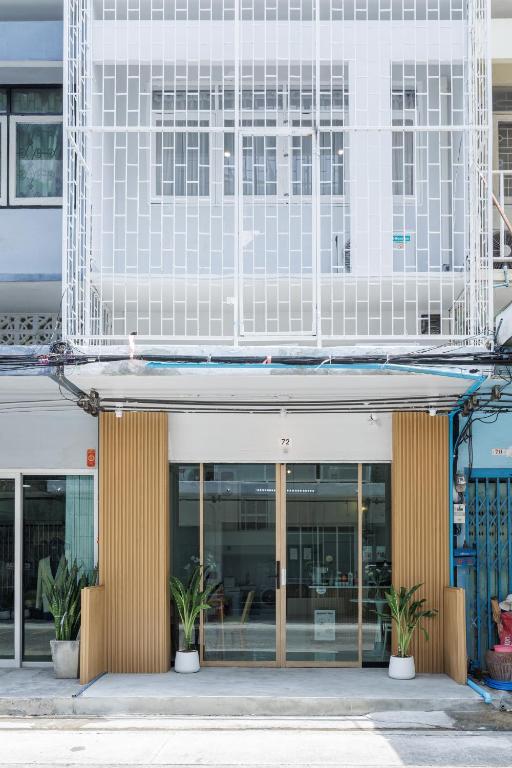 72 House & Cafe, Phra Khanong