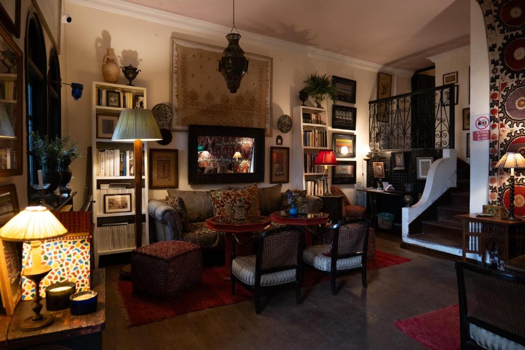 Facilities, Aux 3 Portes in Tangier